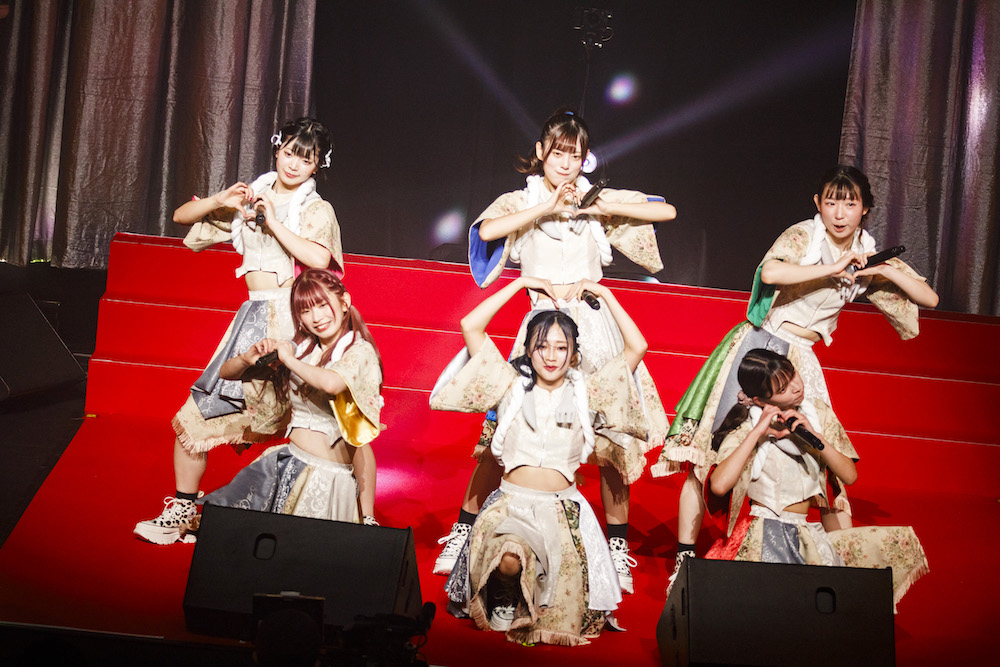 豆柴の大群、4周年を迎え「豆柴の大群都内某所 a.k.a. MONSTERIDOL」として新章をスタートさせる──豆柴の大群4周年記念ライブ「ら:すたーと」