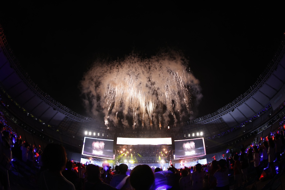 【ライヴ・レポート】浜崎あゆみ、東方神起、WEST.、 GENERATIONS、NiziUら、豪華アーティストが集結！──「a-nation 2024」